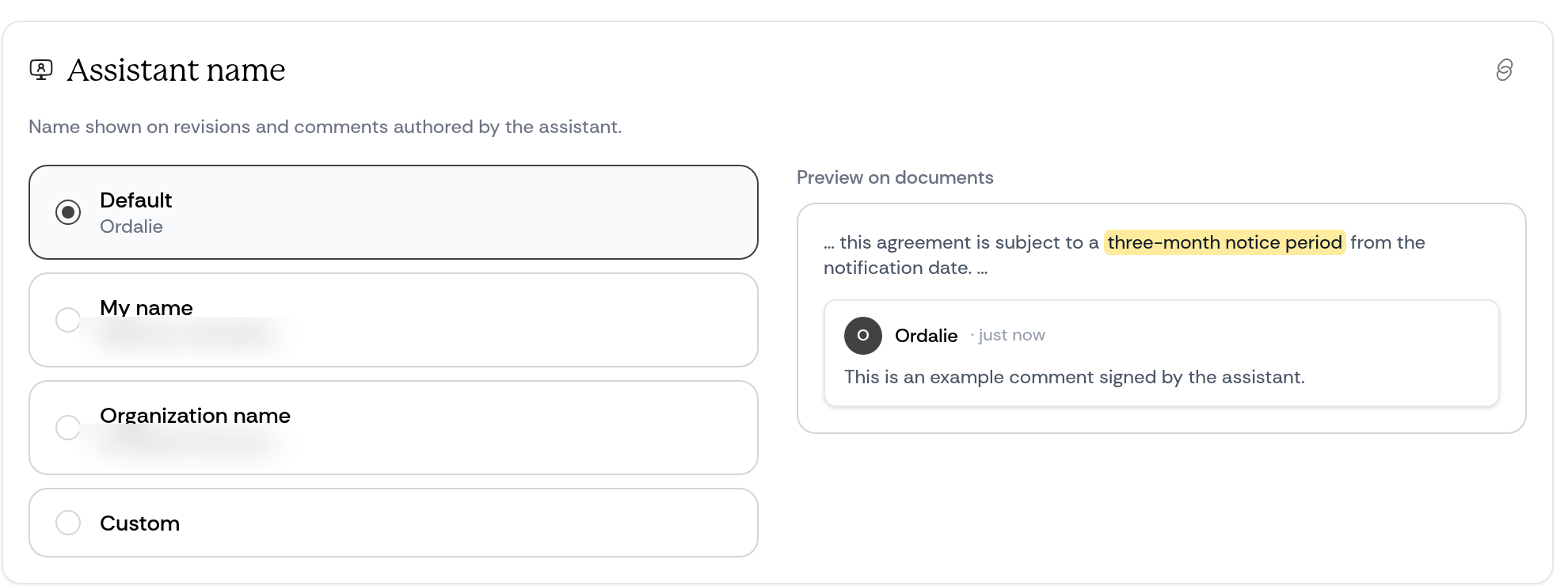 Choisissez le nom affiché pour les révisions et commentaires rédigés par l’assistant. Choisissez le nom affiché pour les révisions et commentaires rédigés par l’assistant.